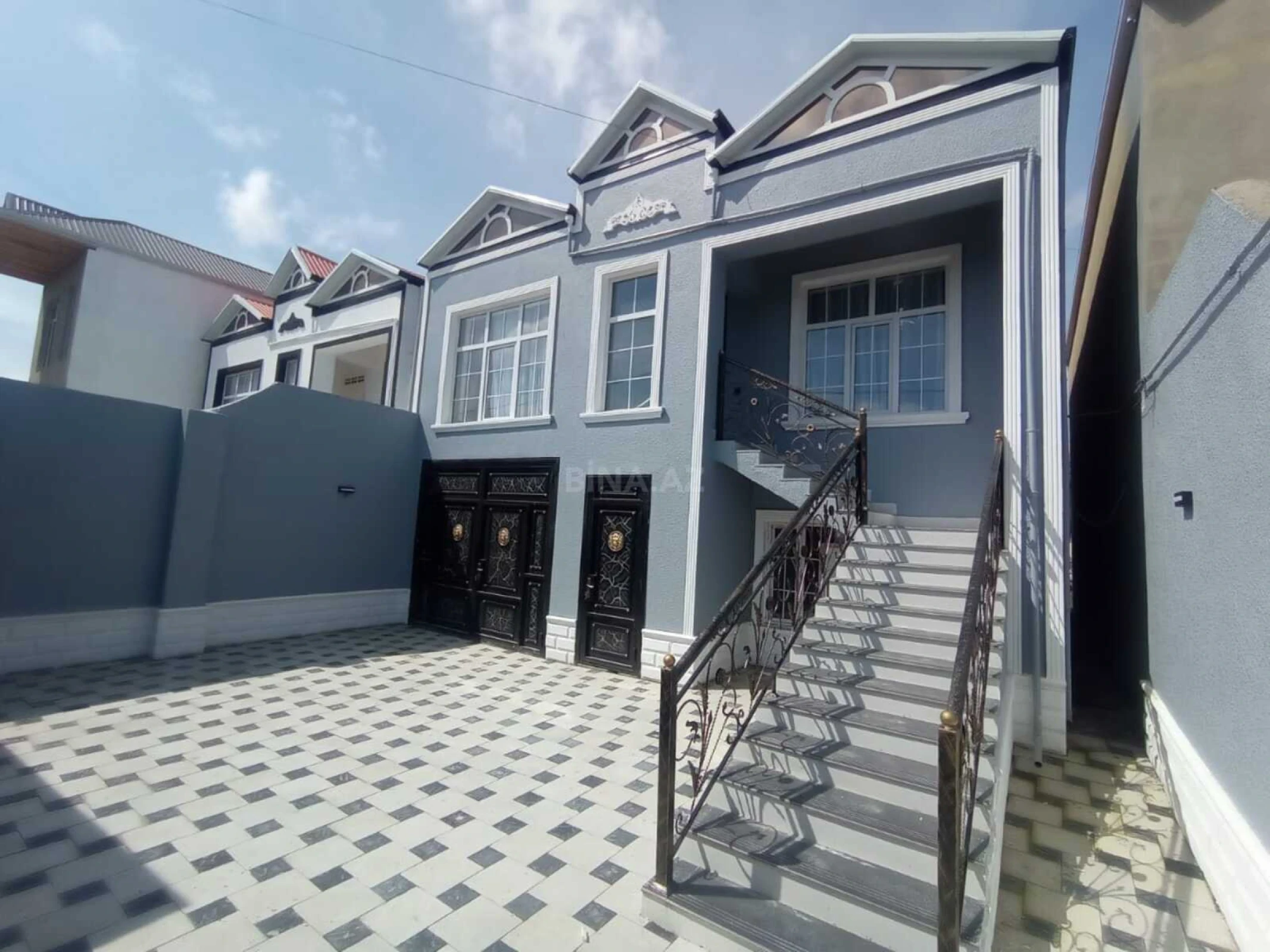 Satılır 4 otaqlı həyət evi 240 m²