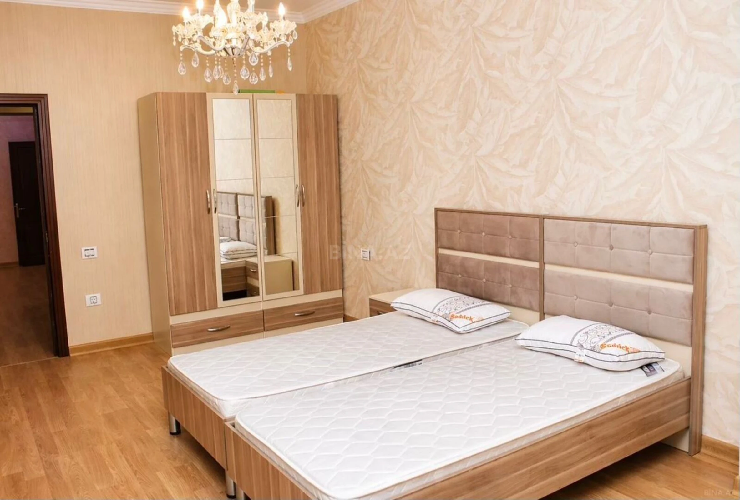 Satılır 4 otaqlı mənzil 220 m²