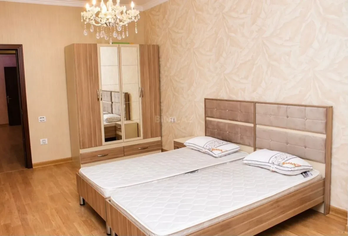 Satılır 4 otaqlı mənzil 220 m²