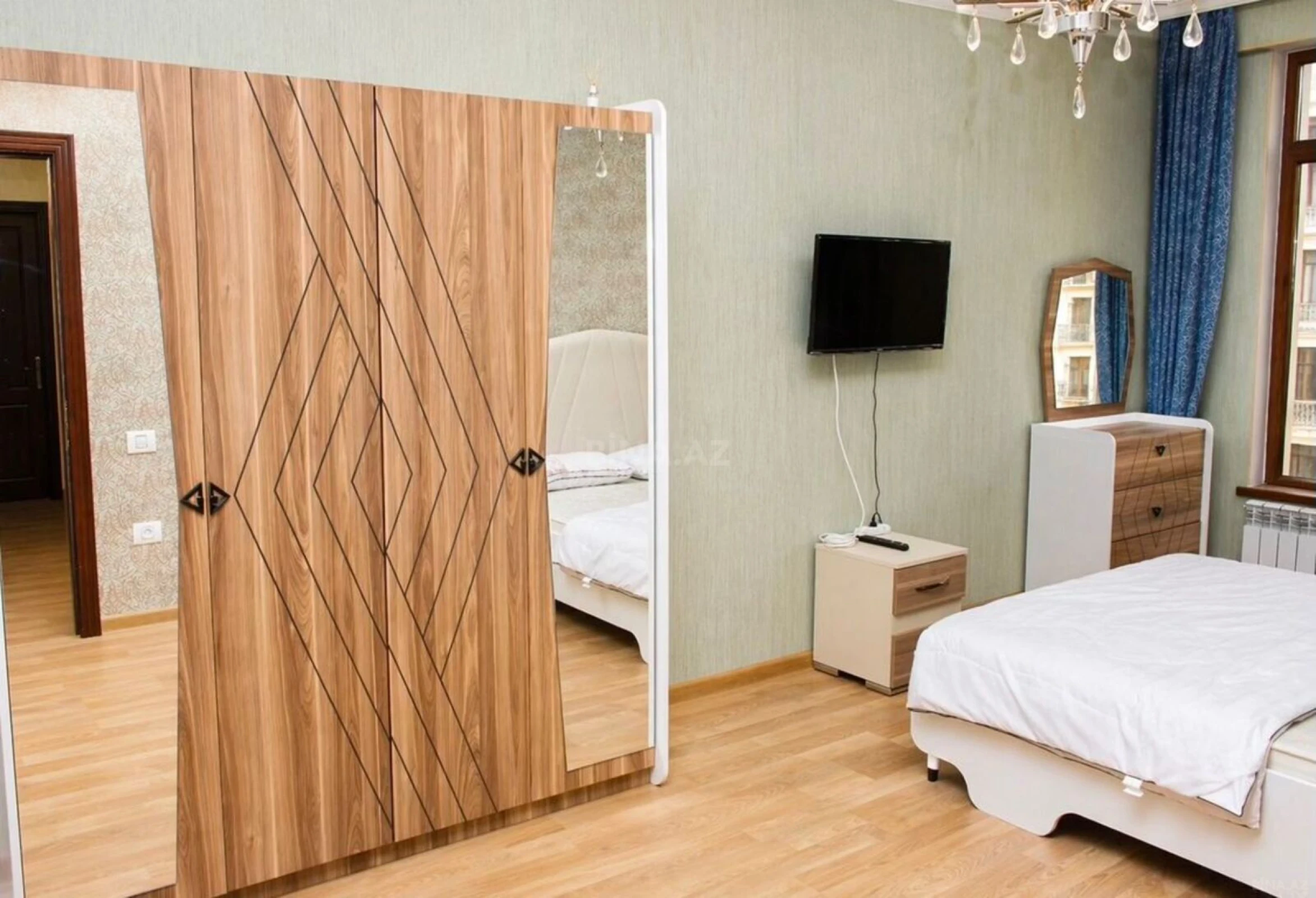 Satılır 4 otaqlı mənzil 220 m²