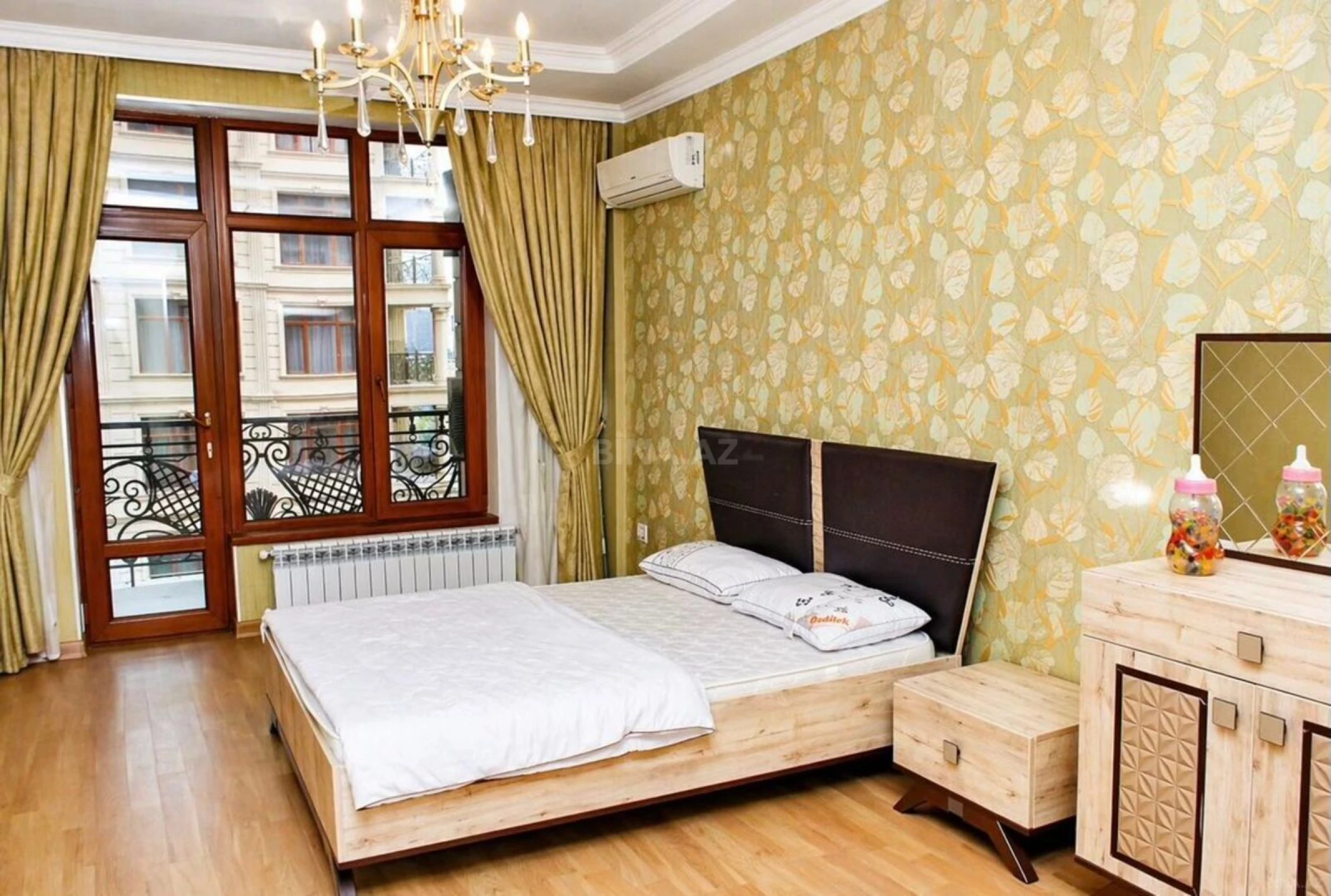 Satılır 4 otaqlı mənzil 220 m²