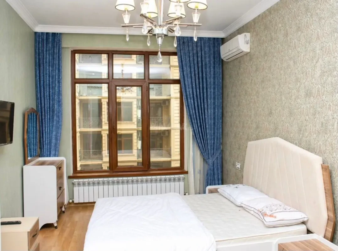 Satılır 4 otaqlı mənzil 220 m²
