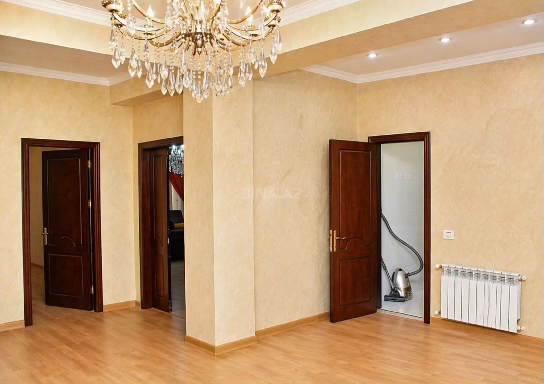 Satılır 4 otaqlı mənzil 220 m²