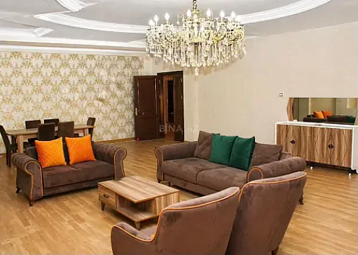 Satılır 4 otaqlı mənzil 220 m²