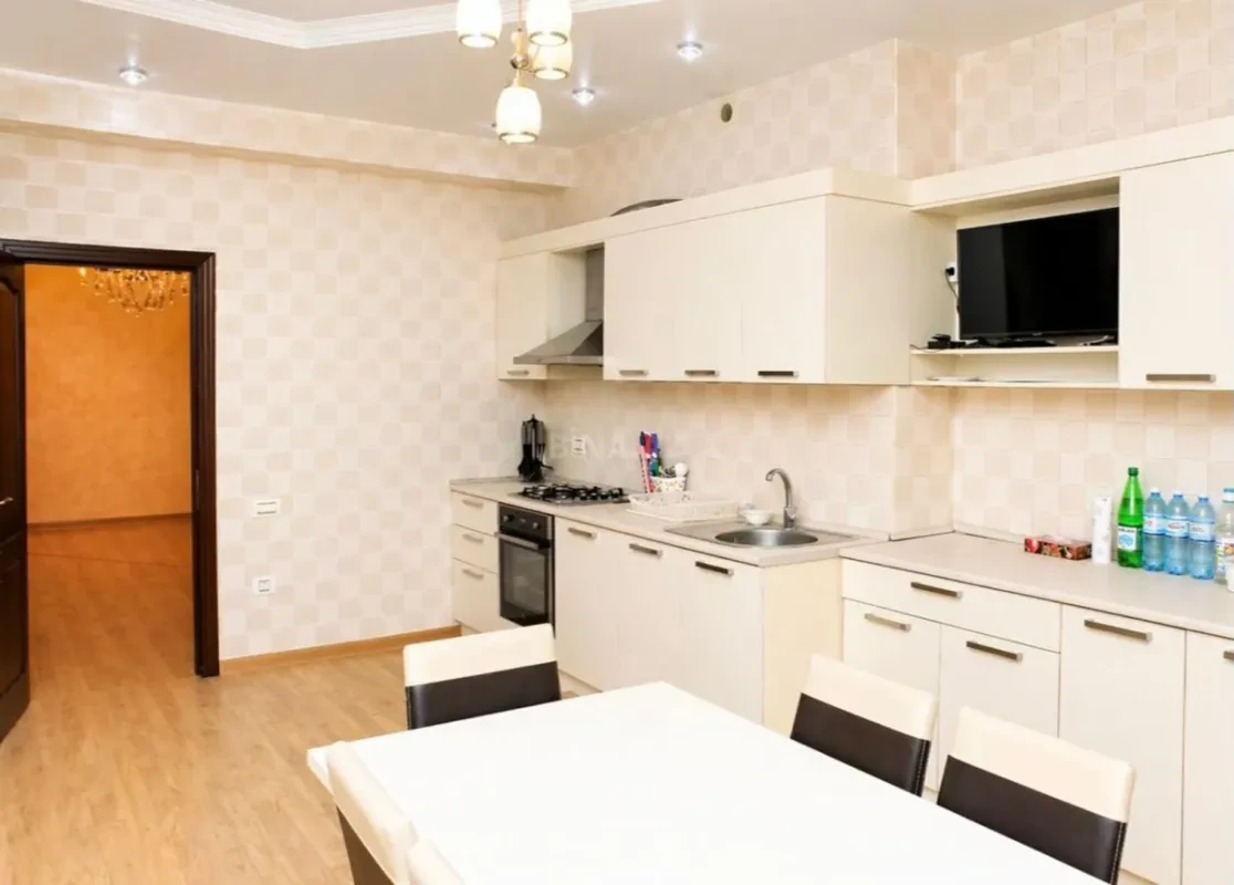 Satılır 4 otaqlı mənzil 220 m²