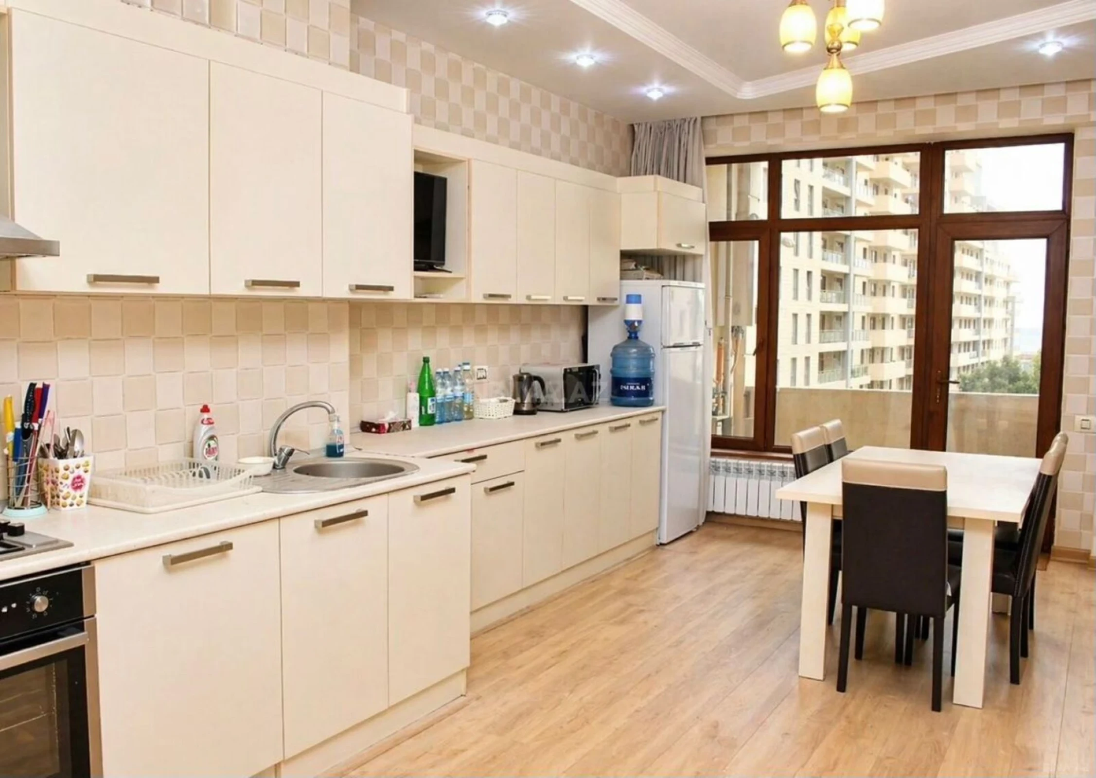 Satılır 4 otaqlı mənzil 220 m²