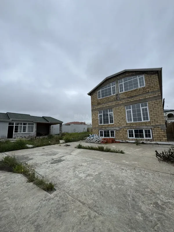 Satılır 8 otaqlı həyət evi 504 m²