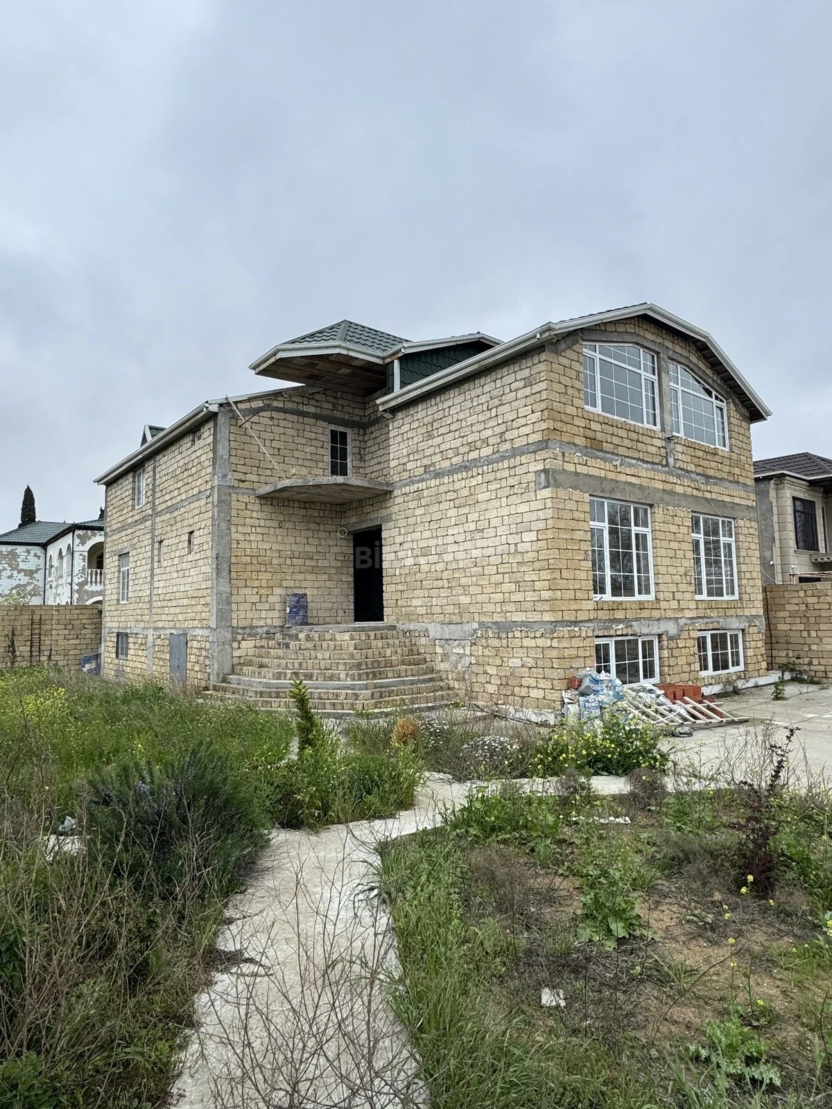 Satılır 8 otaqlı həyət evi 504 m²