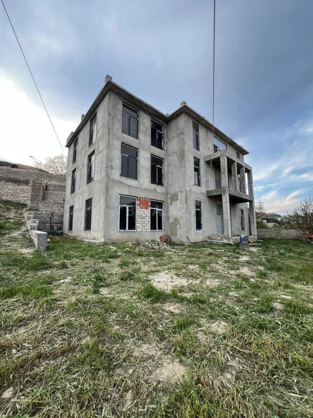 Satılır 12 otaqlı həyət evi 1000 m²