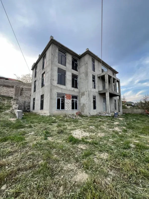 Satılır 12 otaqlı həyət evi 1000 m²