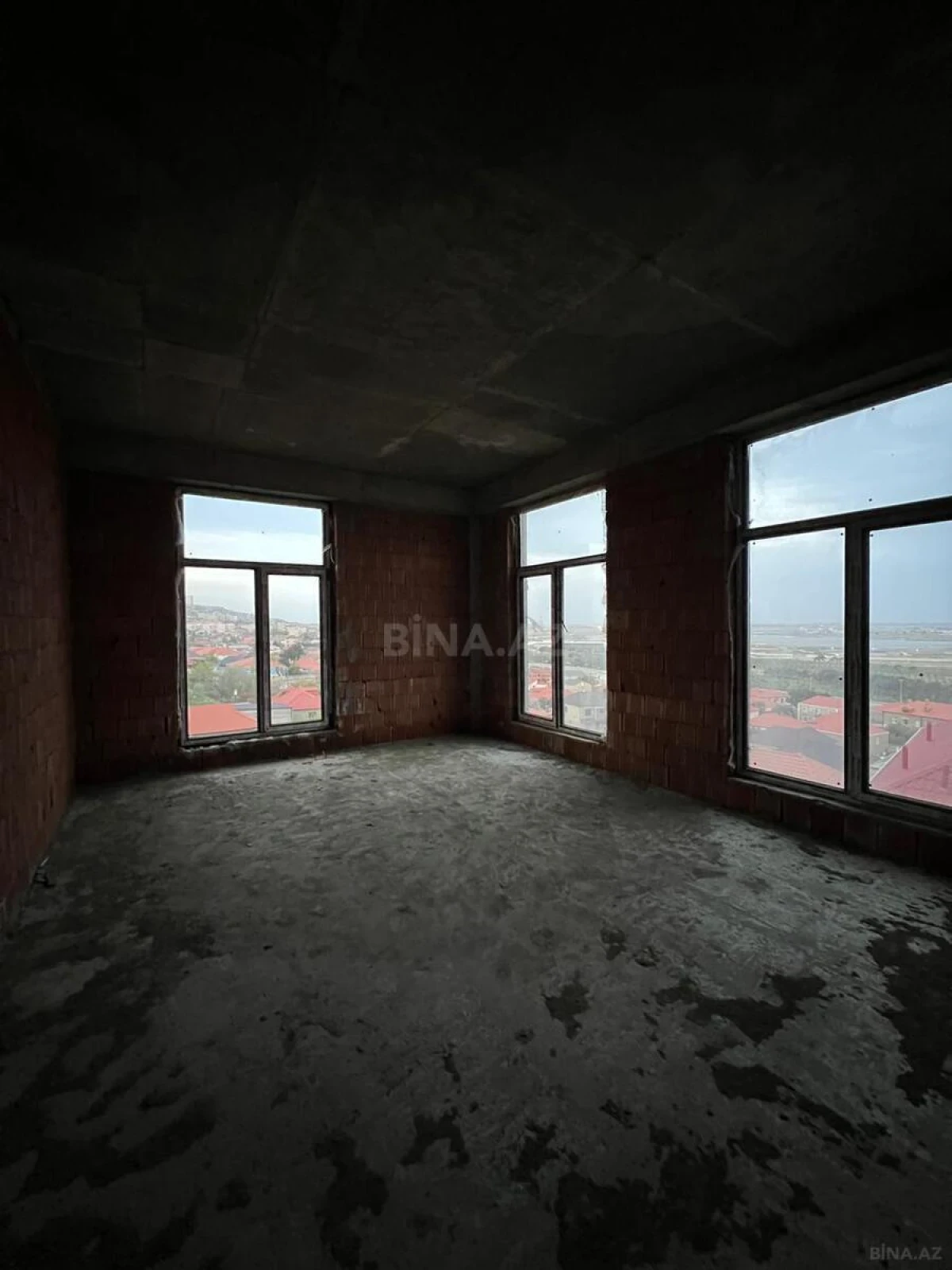 Satılır 12 otaqlı həyət evi 1000 m²