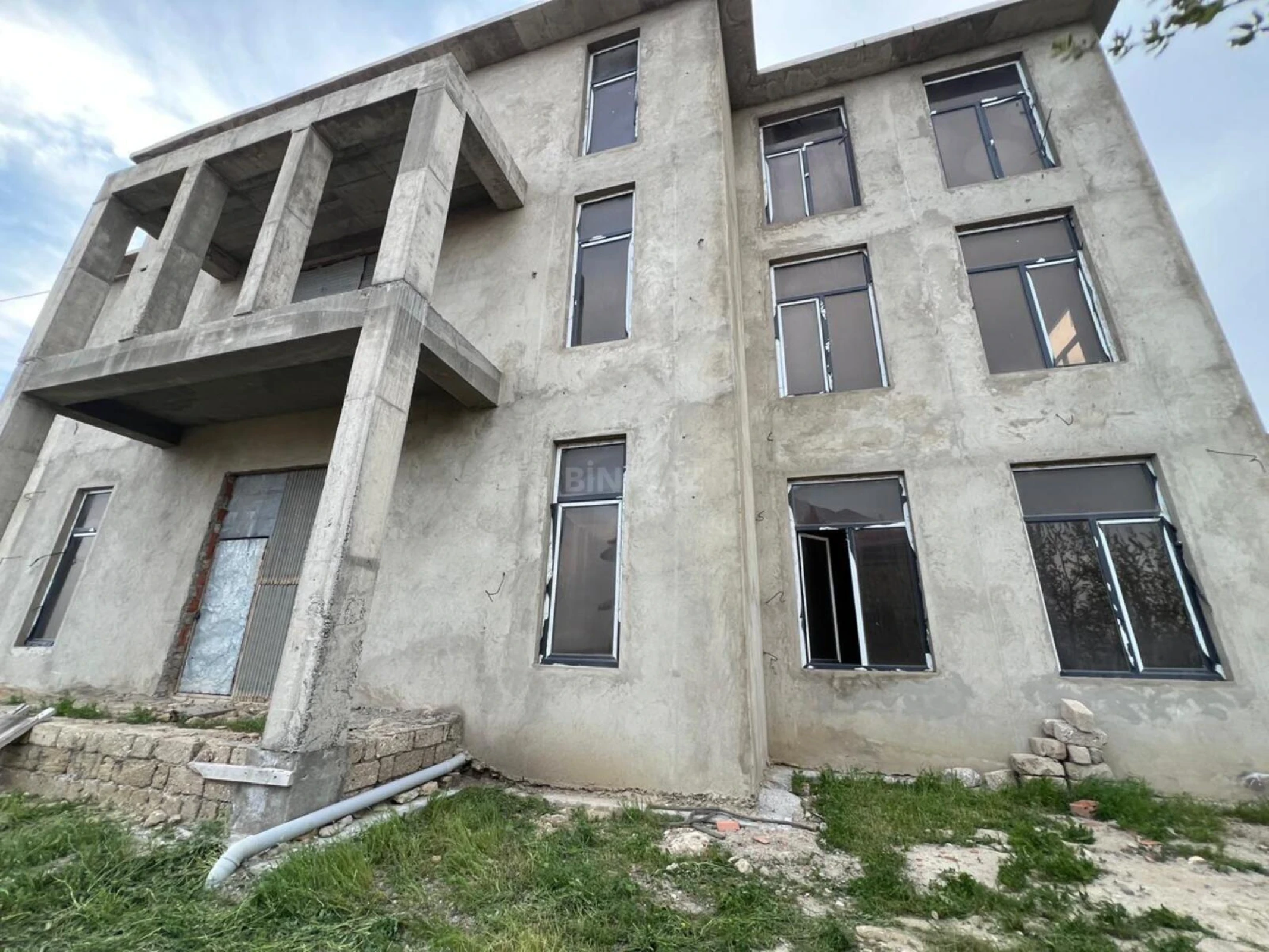 Satılır 12 otaqlı həyət evi 1000 m²