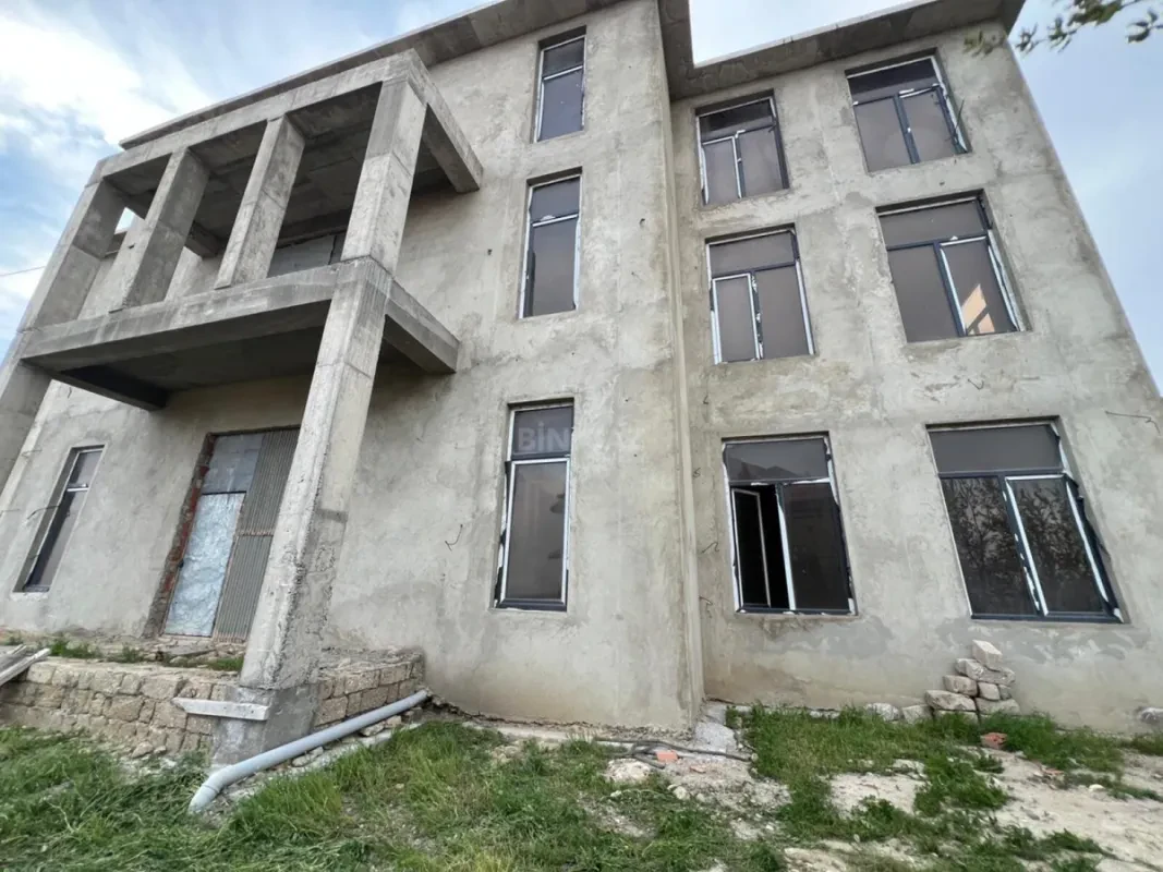 Satılır 12 otaqlı həyət evi 1000 m²