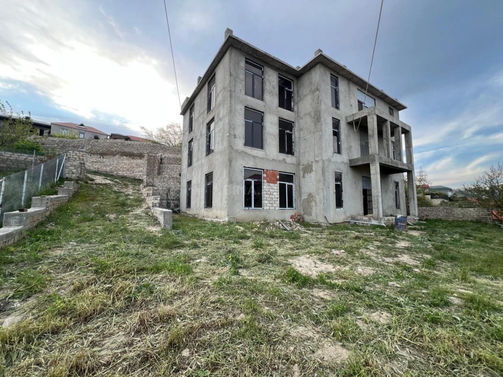 Satılır 12 otaqlı həyət evi 1000 m²