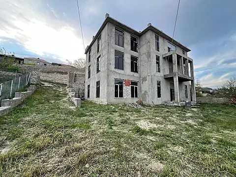 Satılır 12 otaqlı həyət evi 1000 m²