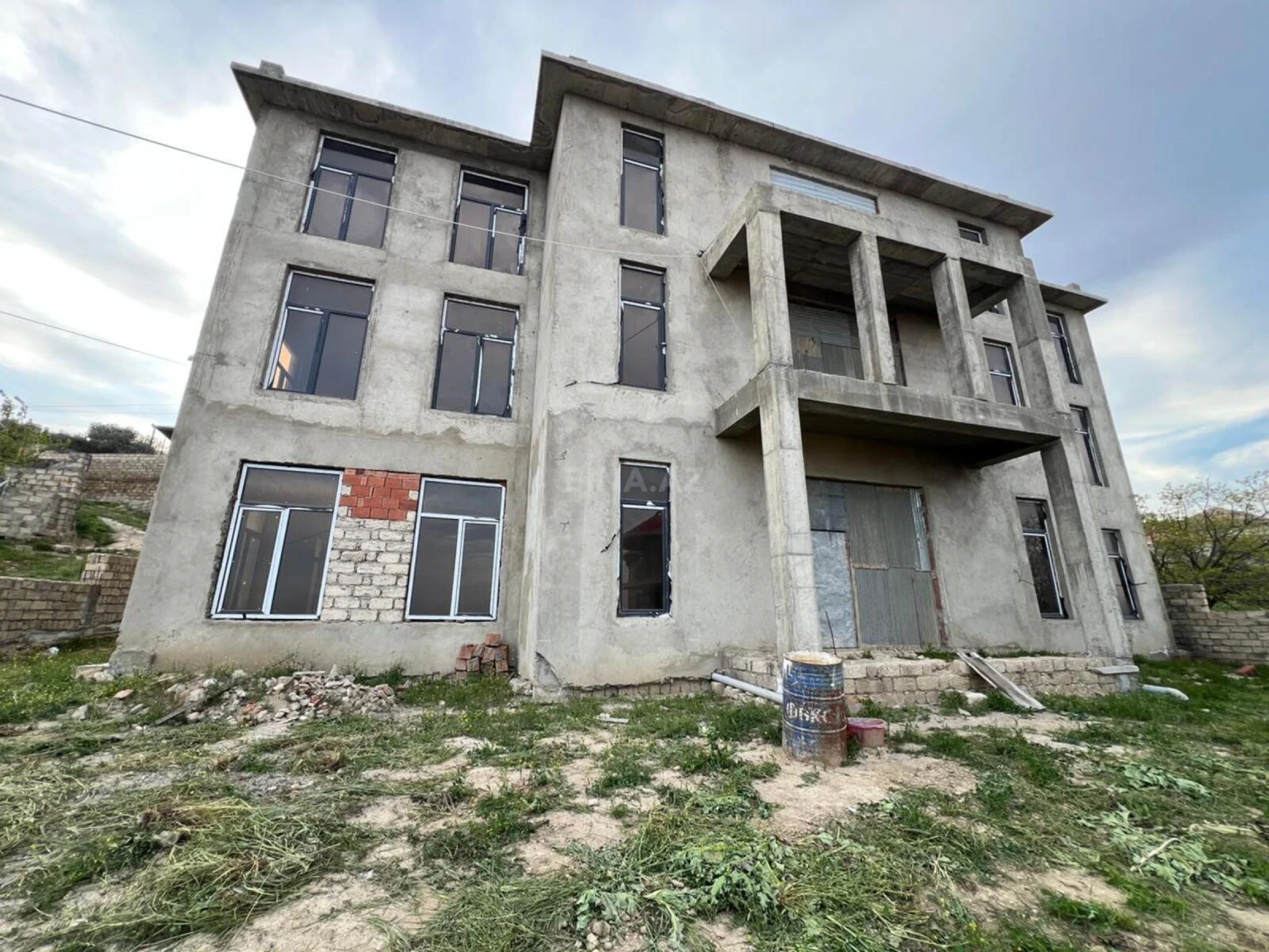 Satılır 12 otaqlı həyət evi 1000 m²