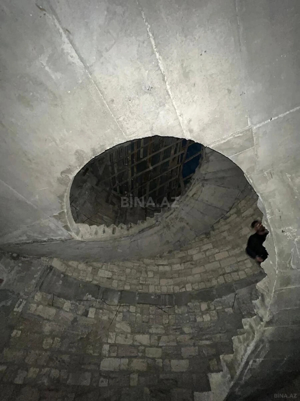 Satılır 12 otaqlı həyət evi 1000 m²