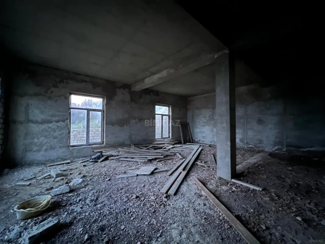 Satılır 12 otaqlı həyət evi 1000 m²