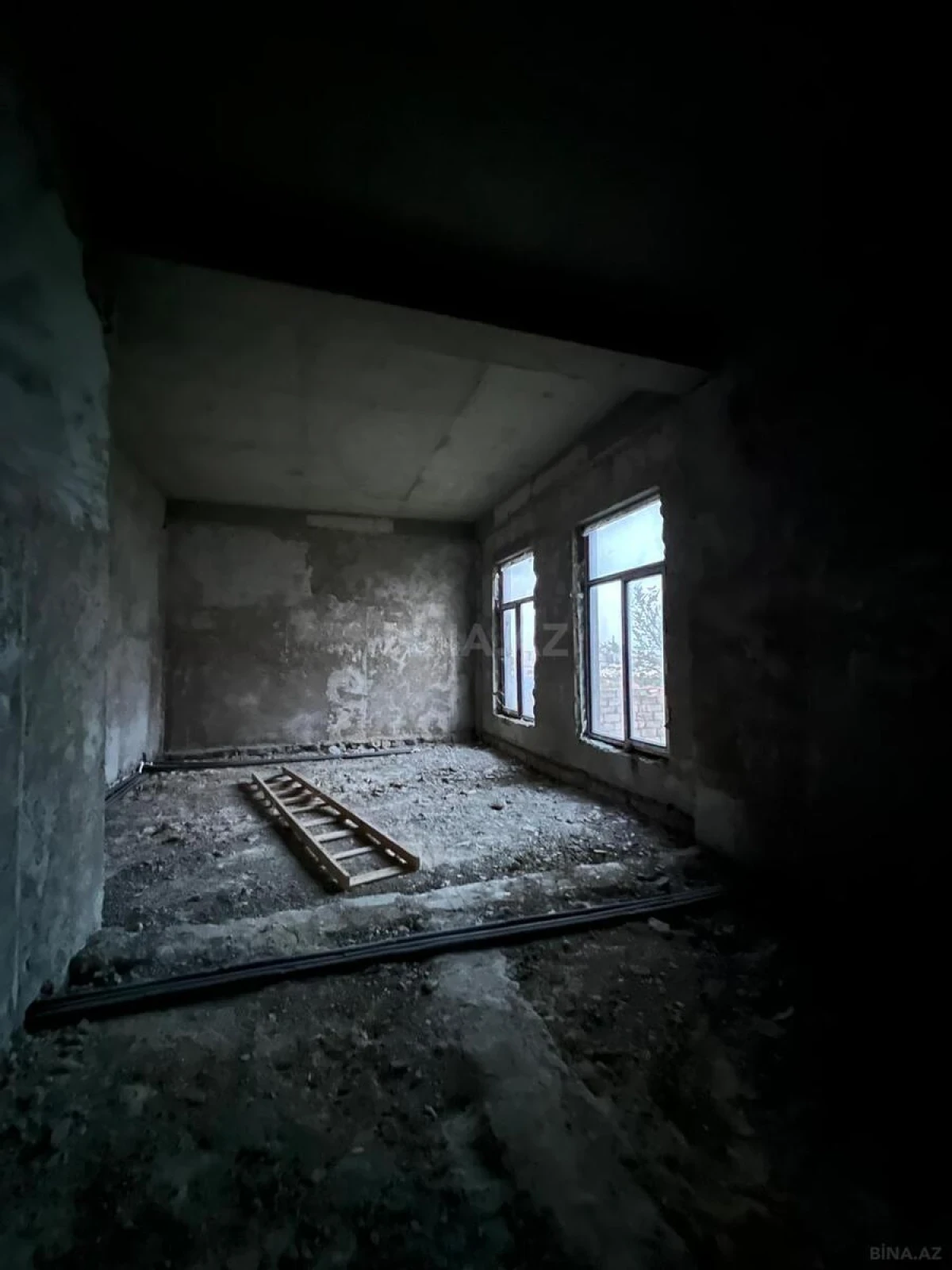 Satılır 12 otaqlı həyət evi 1000 m²