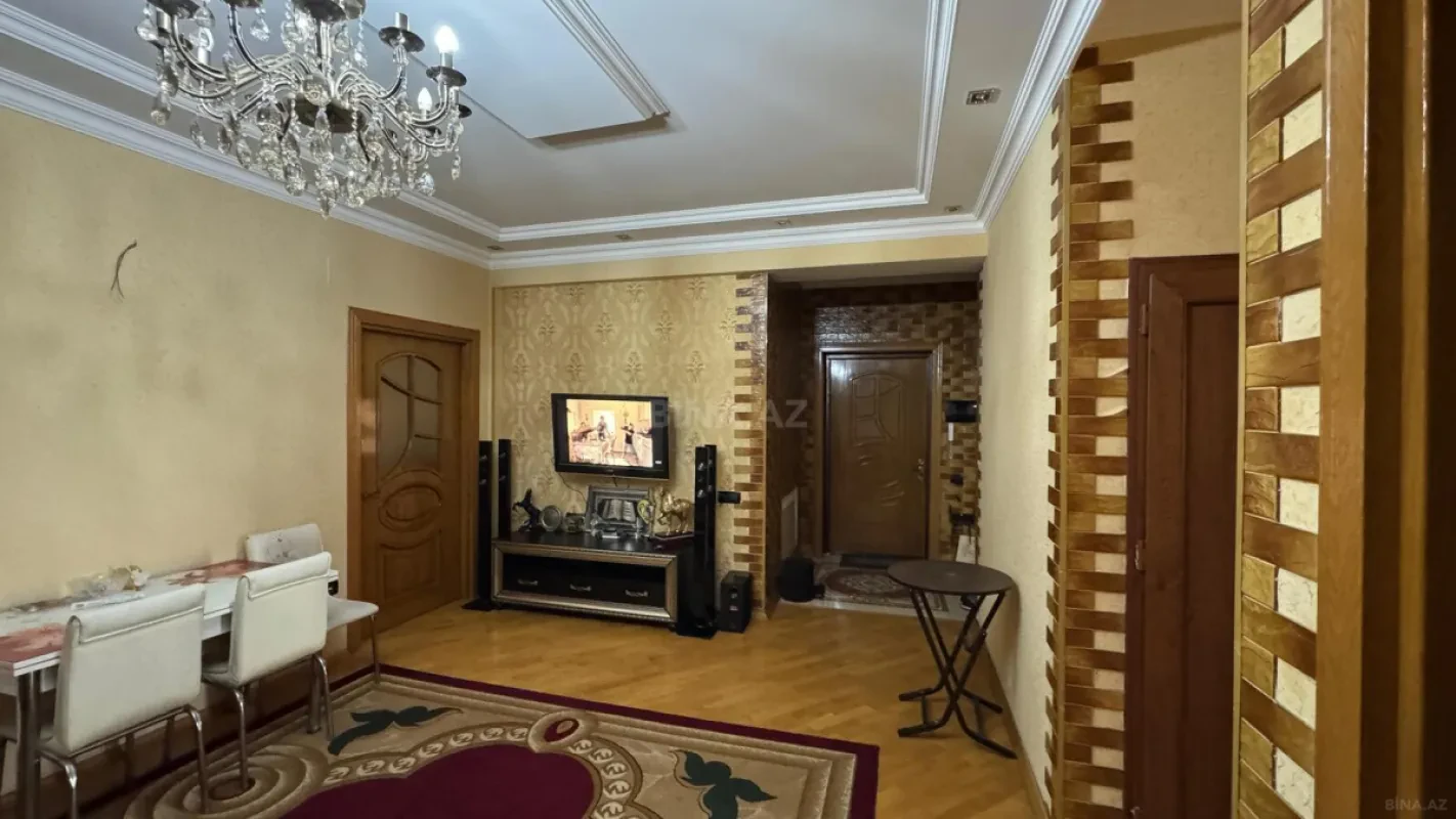 Satılır 4 otaqlı mənzil 135 m²