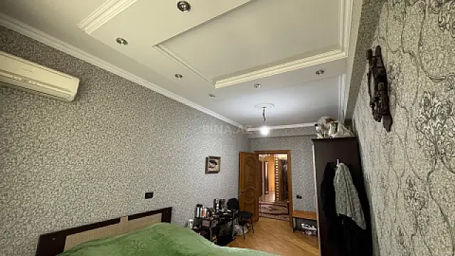 Satılır 4 otaqlı mənzil 135 m²