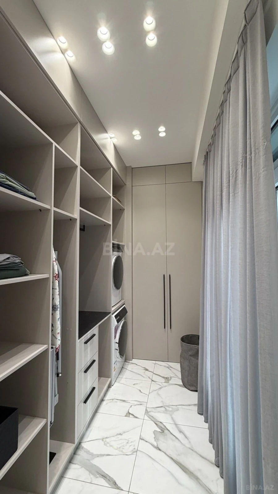 Satılır 4 otaqlı mənzil 328 m²