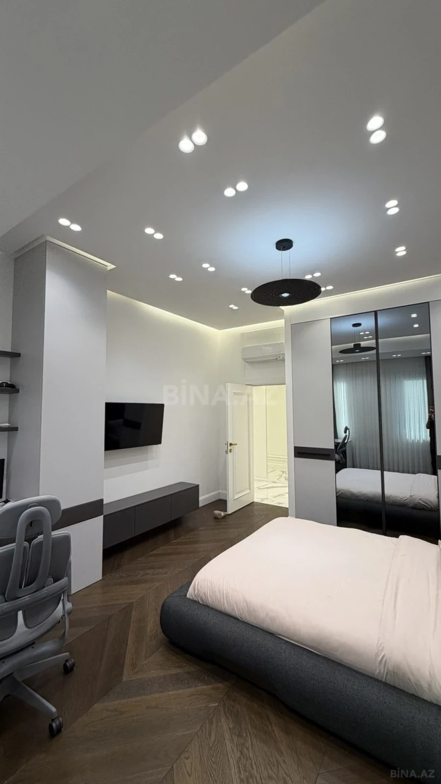 Satılır 4 otaqlı mənzil 328 m²