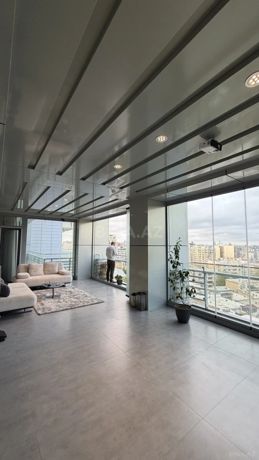 Satılır 4 otaqlı mənzil 328 m²