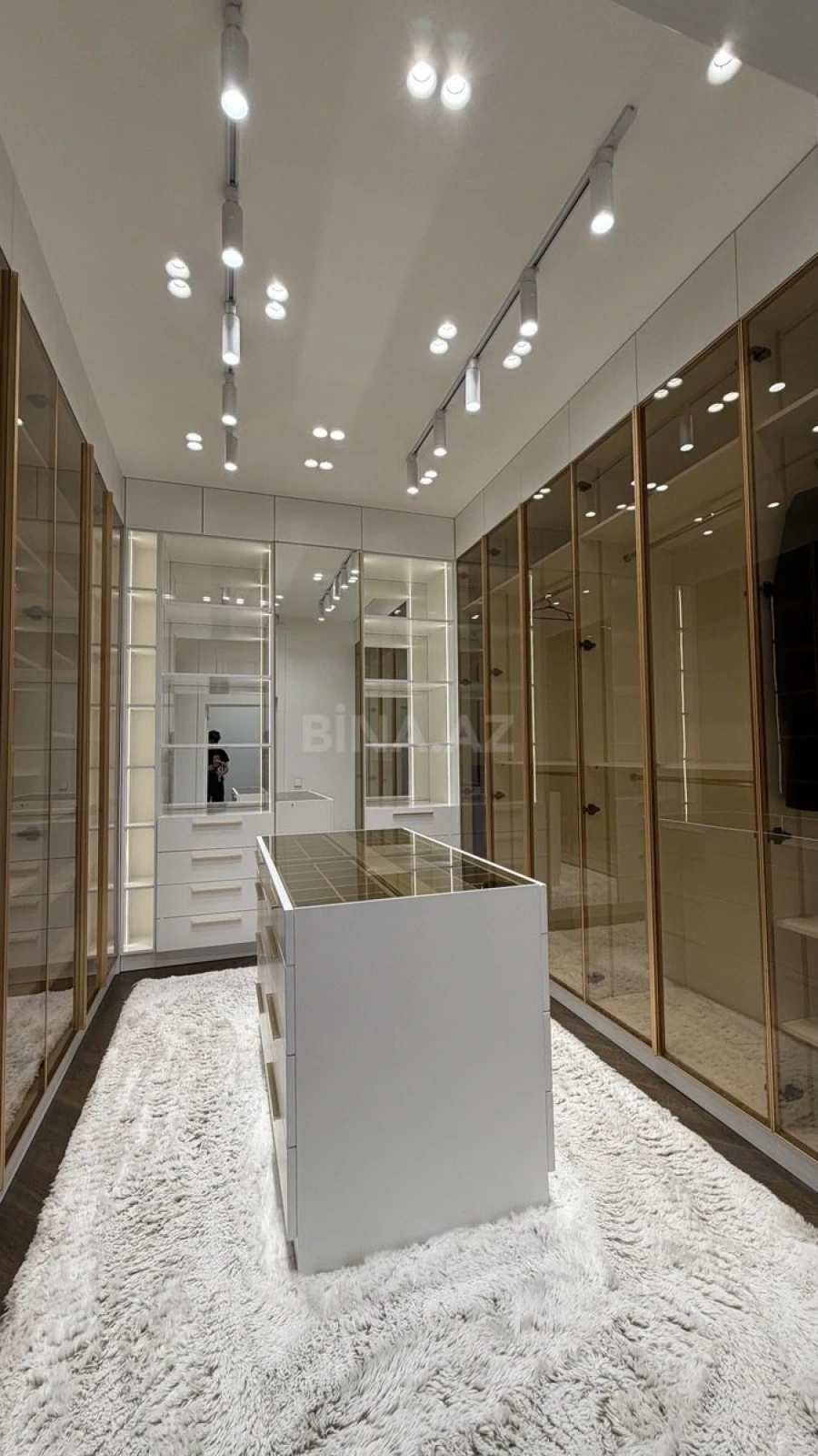 Satılır 4 otaqlı mənzil 328 m²