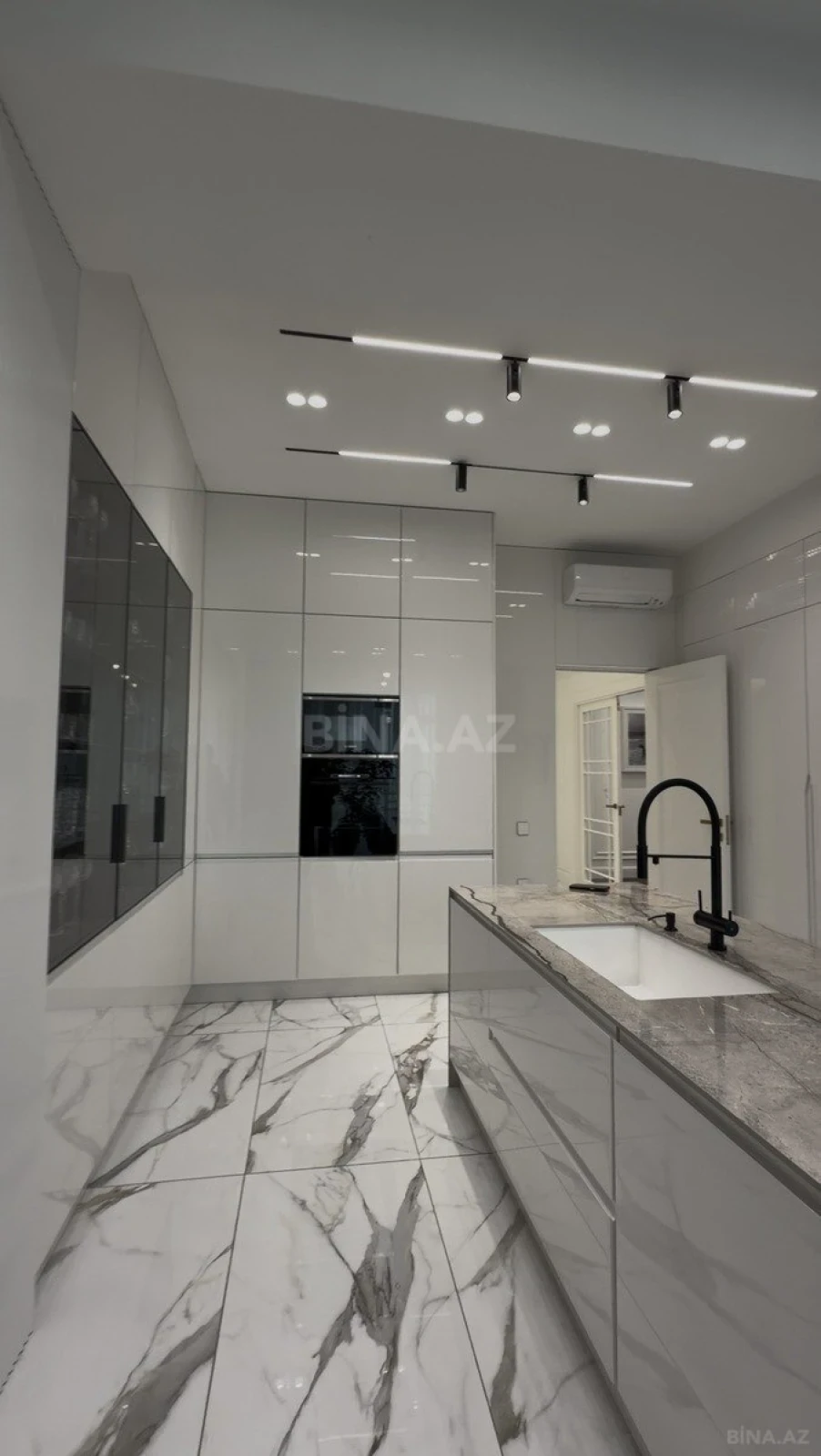 Satılır 4 otaqlı mənzil 328 m²