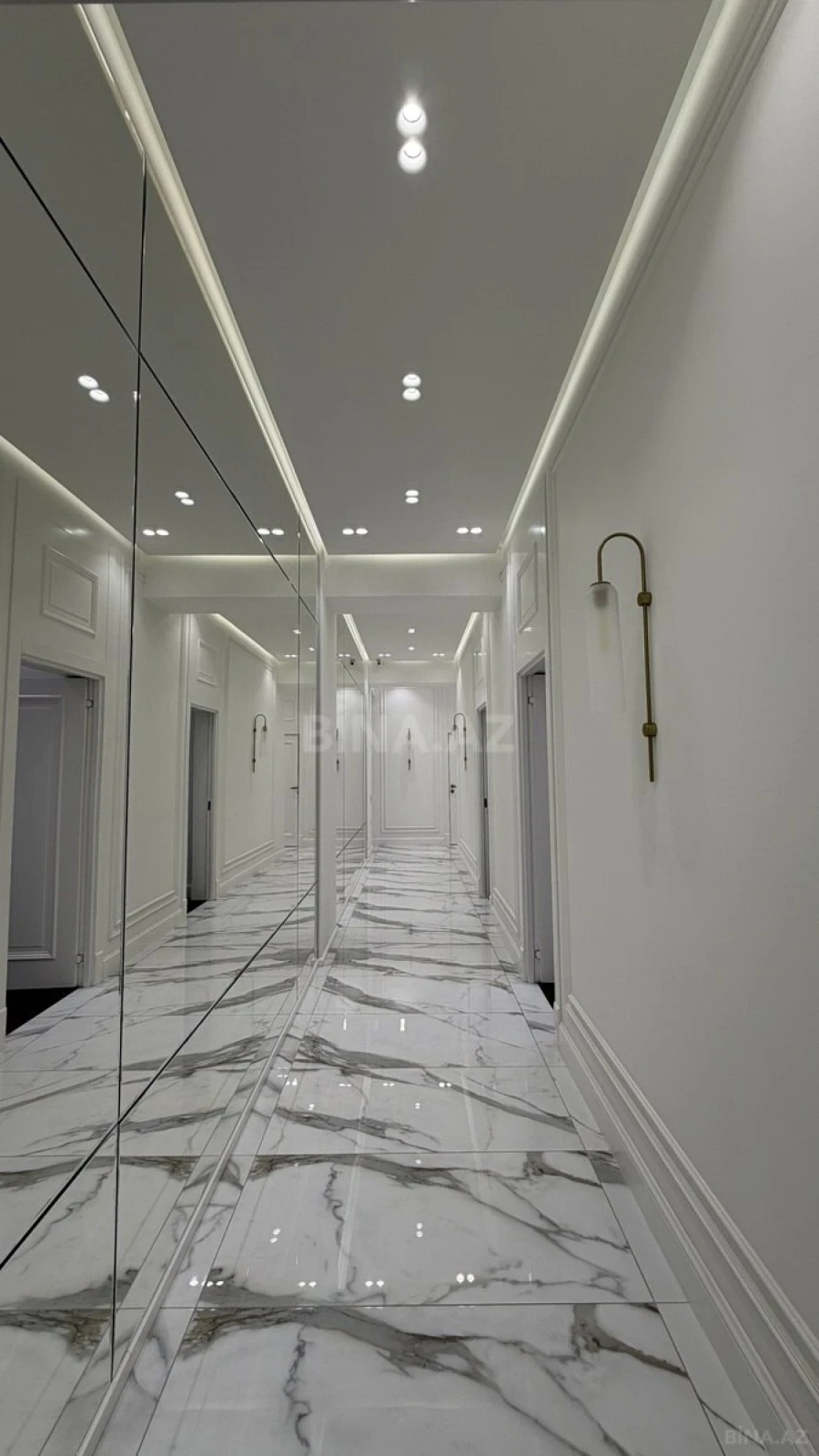 Satılır 4 otaqlı mənzil 328 m²