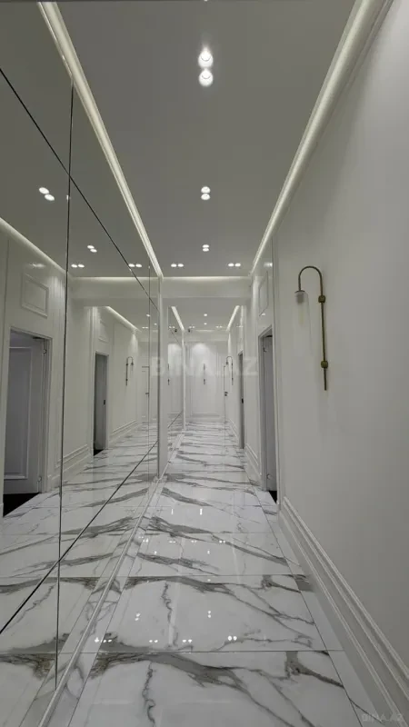 Satılır 4 otaqlı mənzil 328 m²