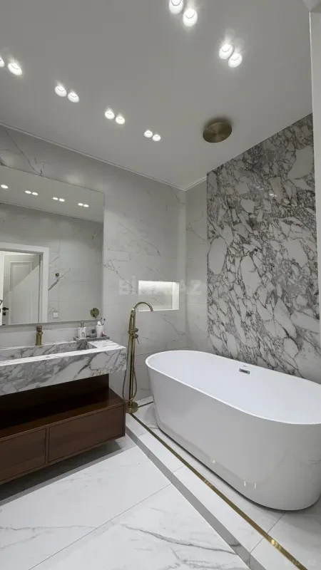 Satılır 4 otaqlı mənzil 328 m²