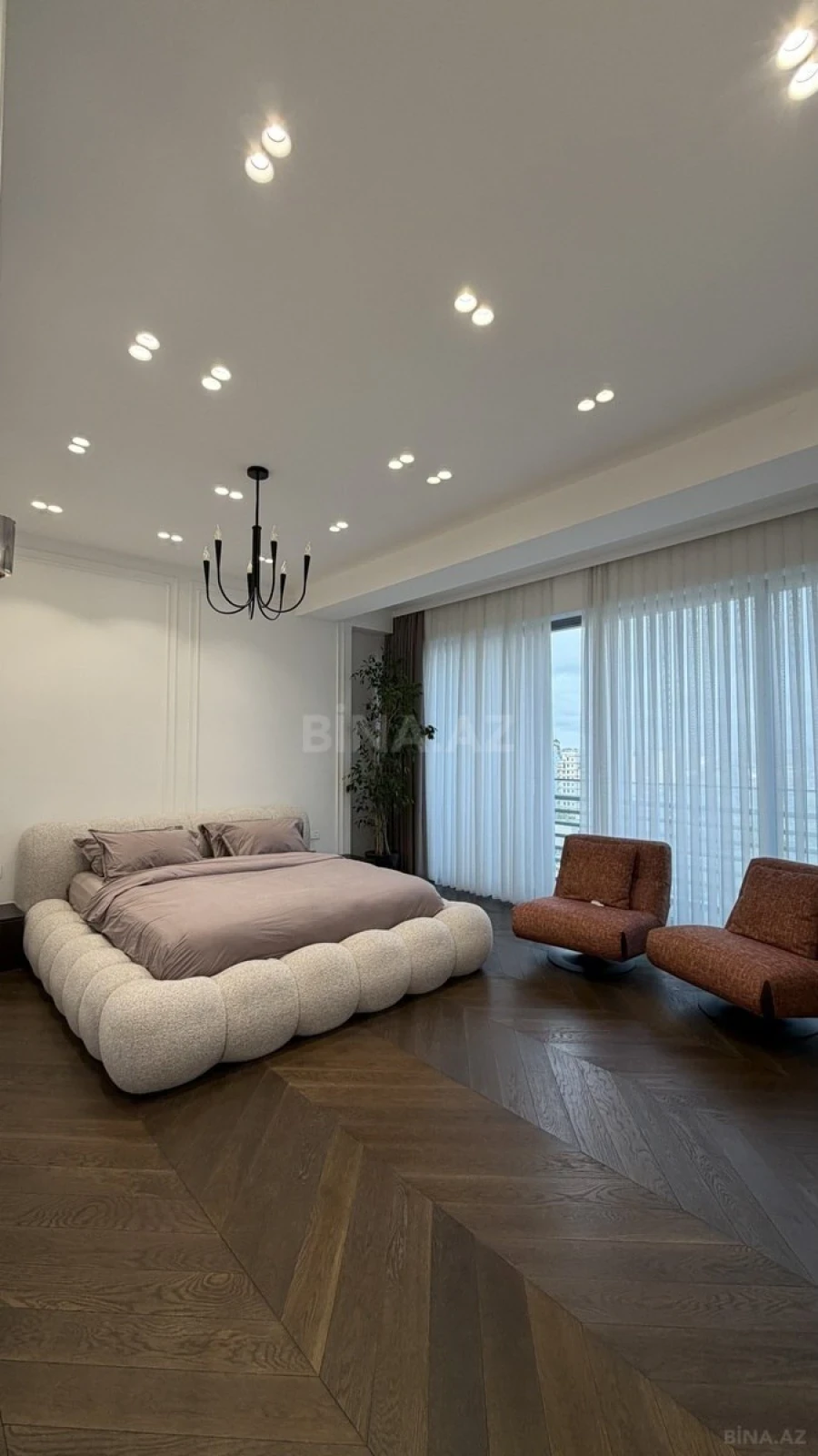Satılır 4 otaqlı mənzil 328 m²