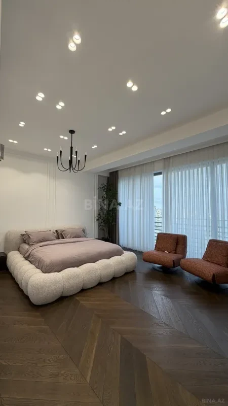 Satılır 4 otaqlı mənzil 328 m²