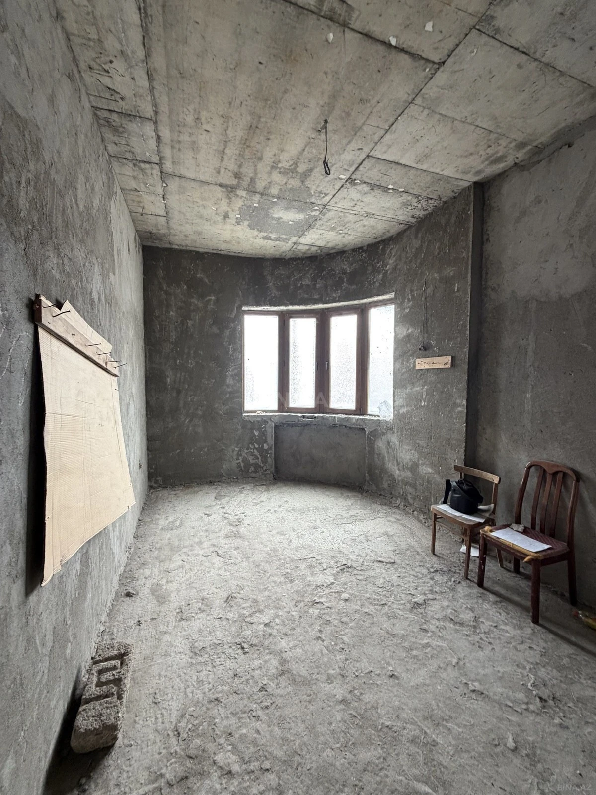 Satılır 4 otaqlı mənzil 207 m²