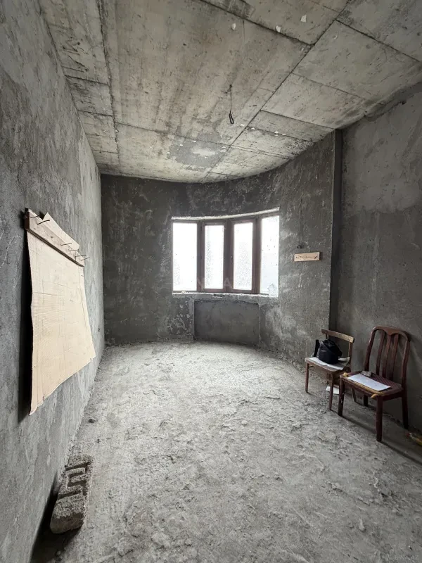 Satılır 4 otaqlı mənzil 207 m²