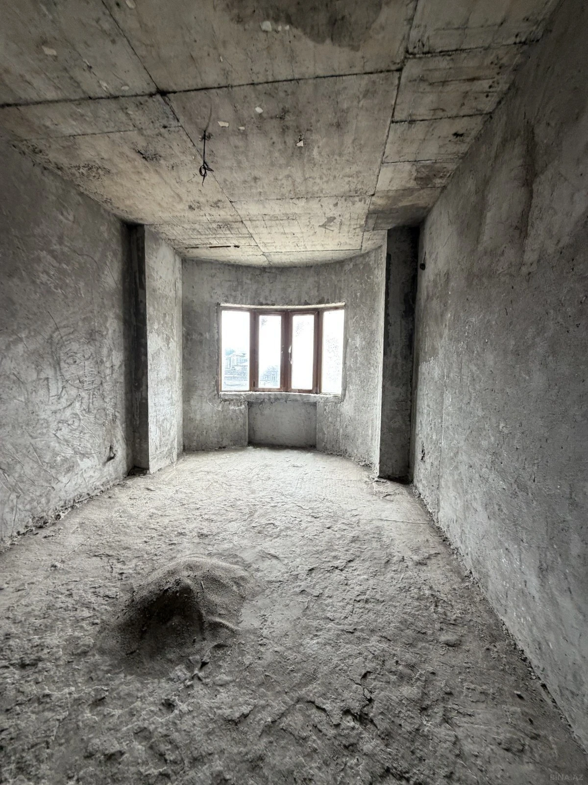 Satılır 4 otaqlı mənzil 207 m²