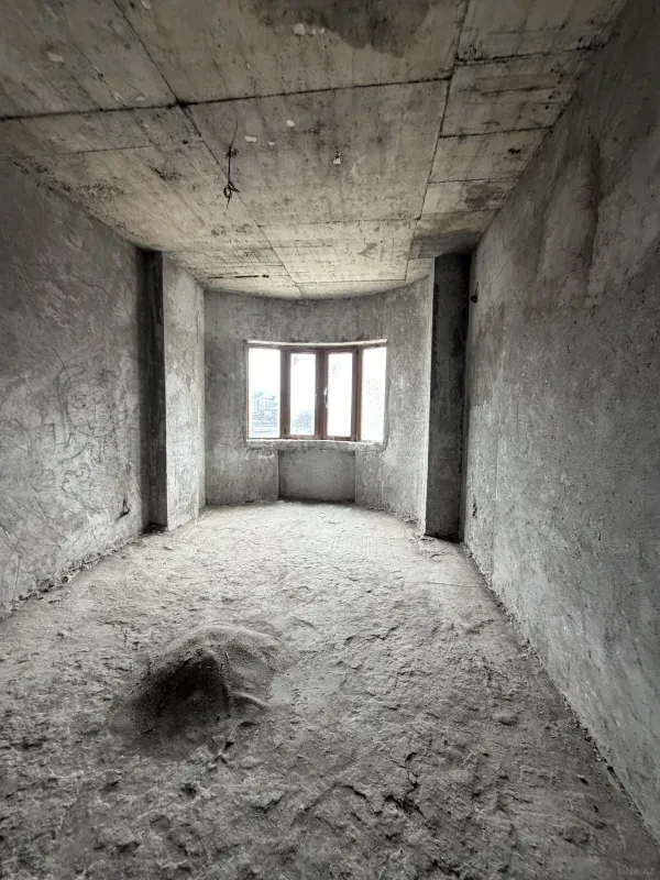 Satılır 4 otaqlı mənzil 207 m²
