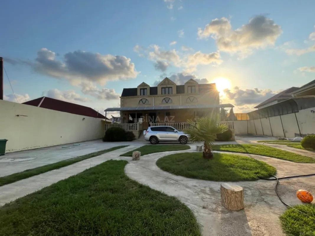 Satılır 5 otaqlı həyət evi 350 m²