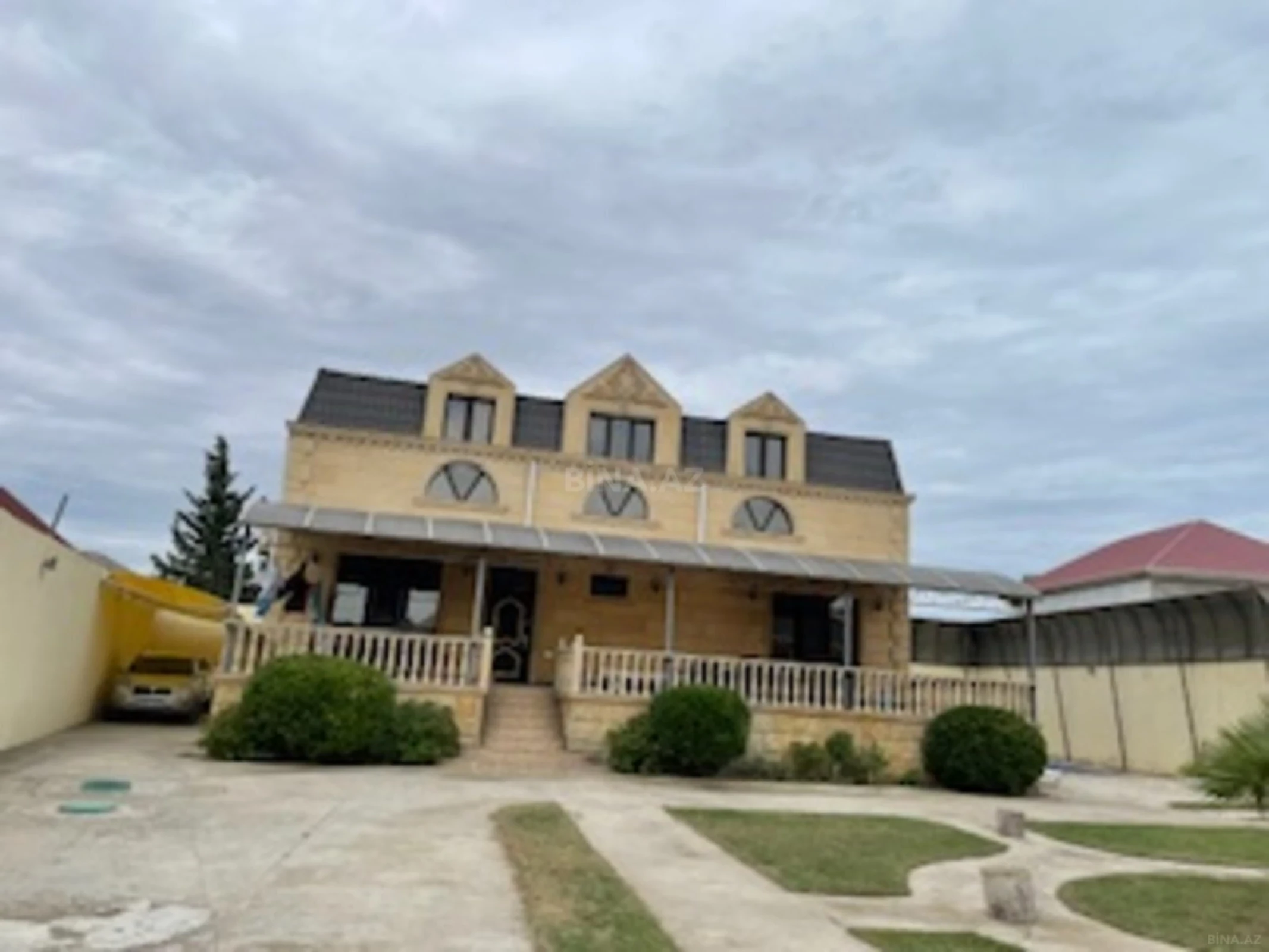 Satılır 5 otaqlı həyət evi 350 m²