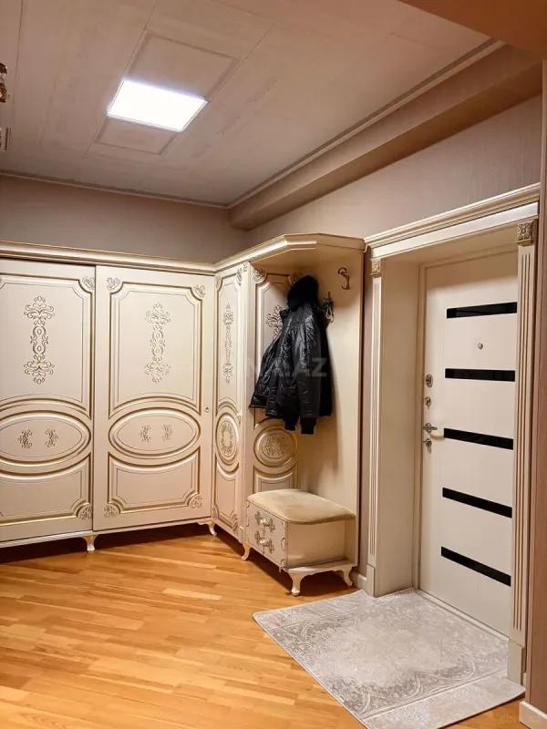 Satılır 6 otaqlı mənzil 222 m²