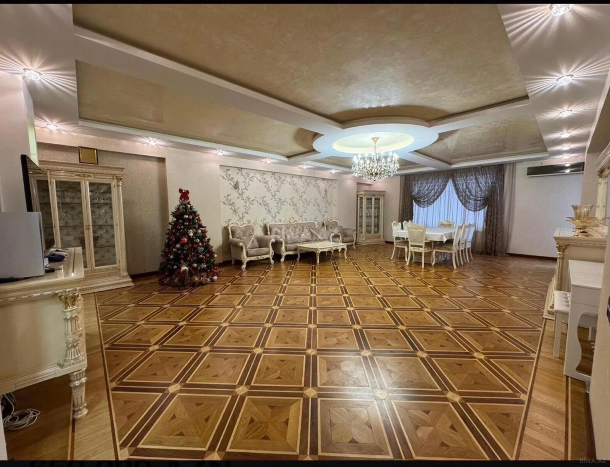 Satılır 4 otaqlı mənzil 240 m²
