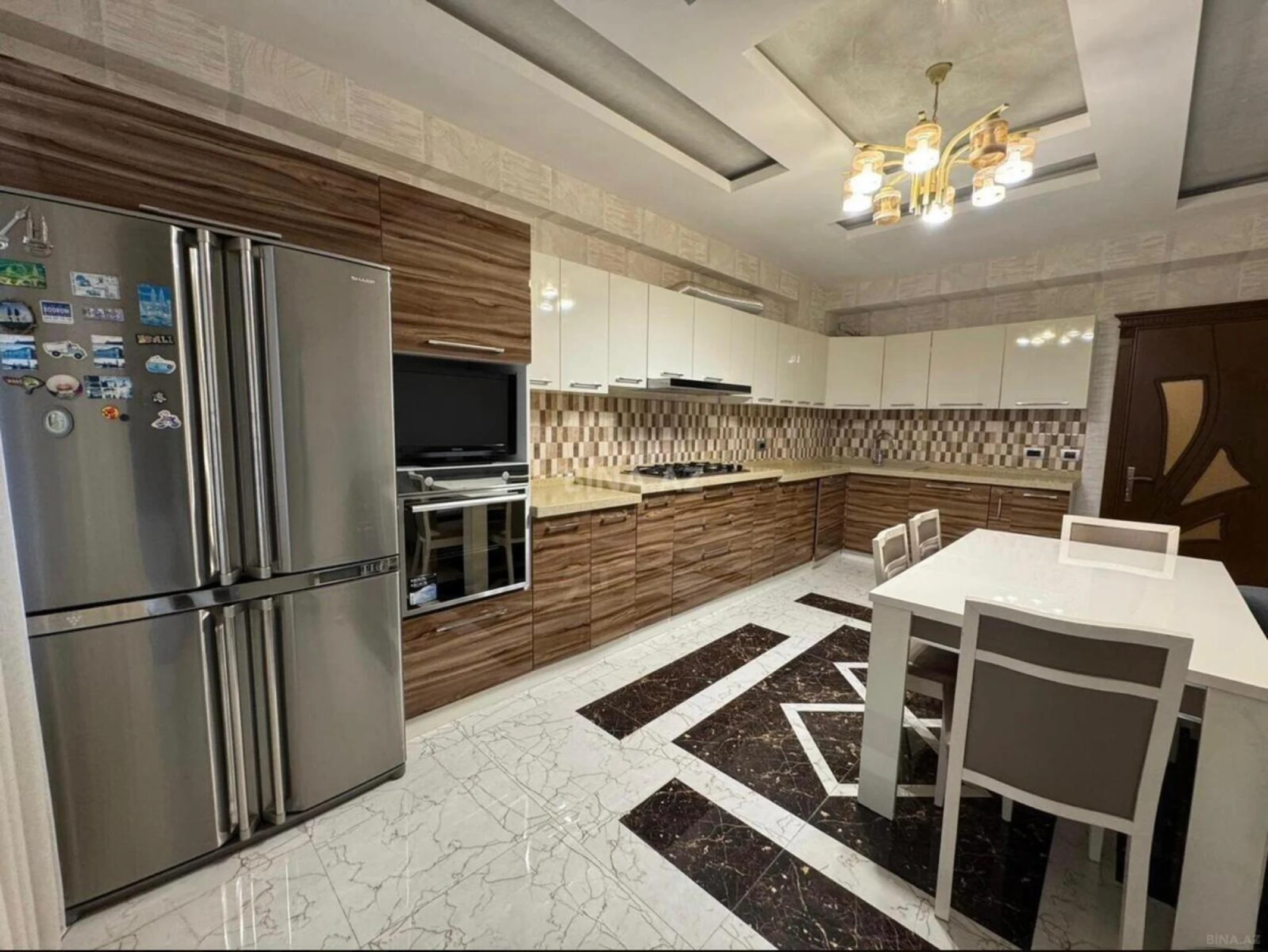 Satılır 4 otaqlı mənzil 240 m²