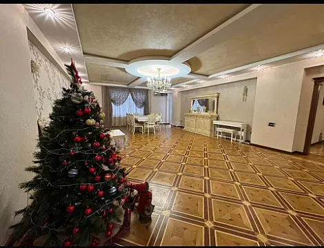 Satılır 4 otaqlı mənzil 240 m²