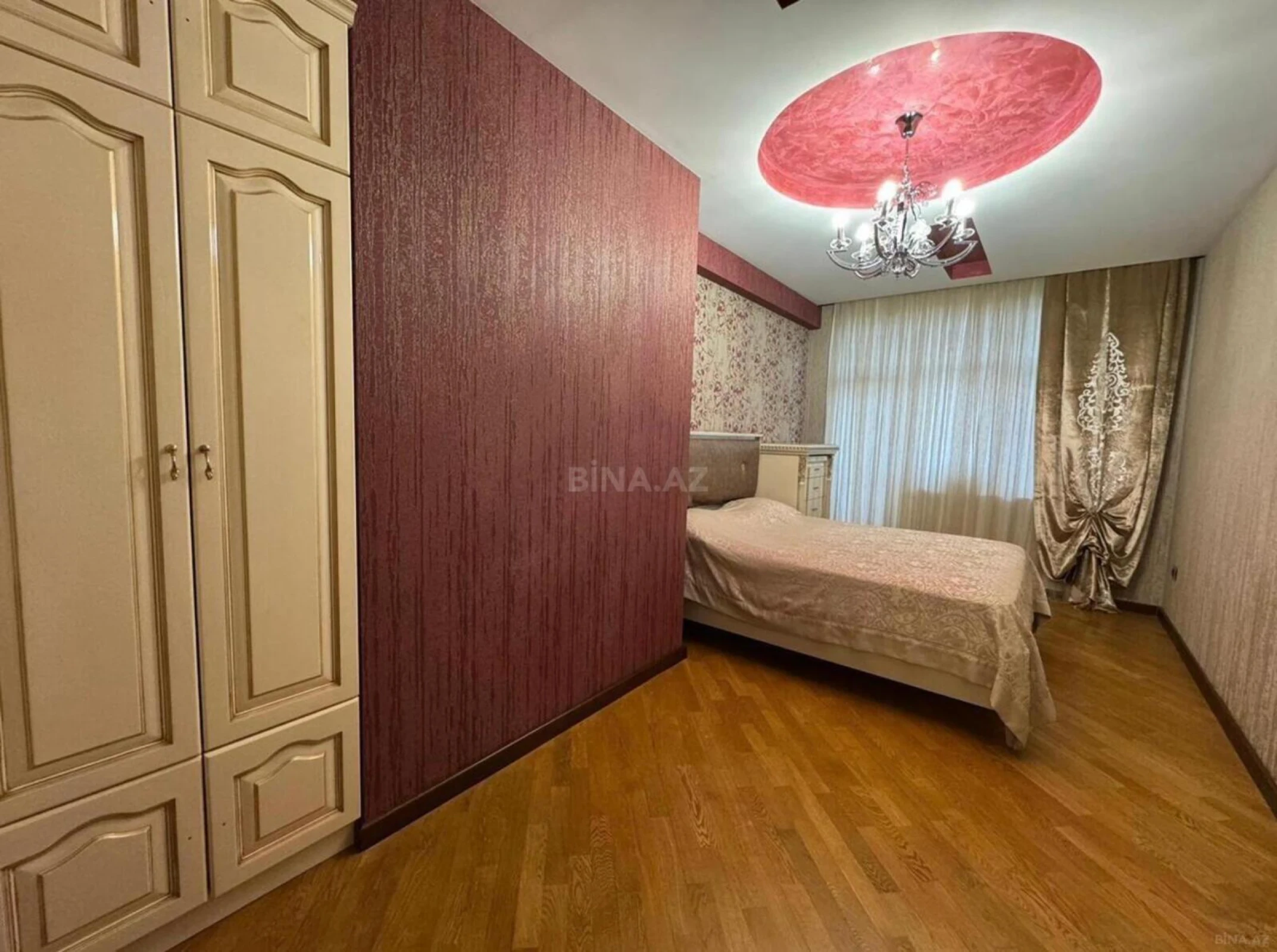 Satılır 4 otaqlı mənzil 240 m²