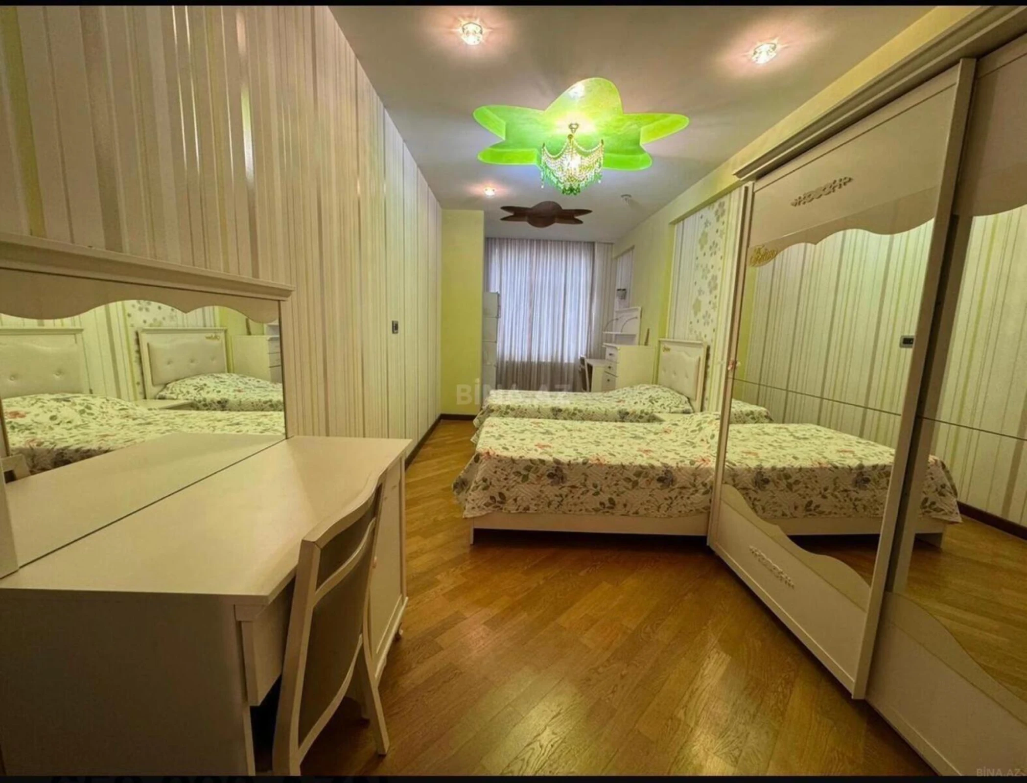 Satılır 4 otaqlı mənzil 240 m²