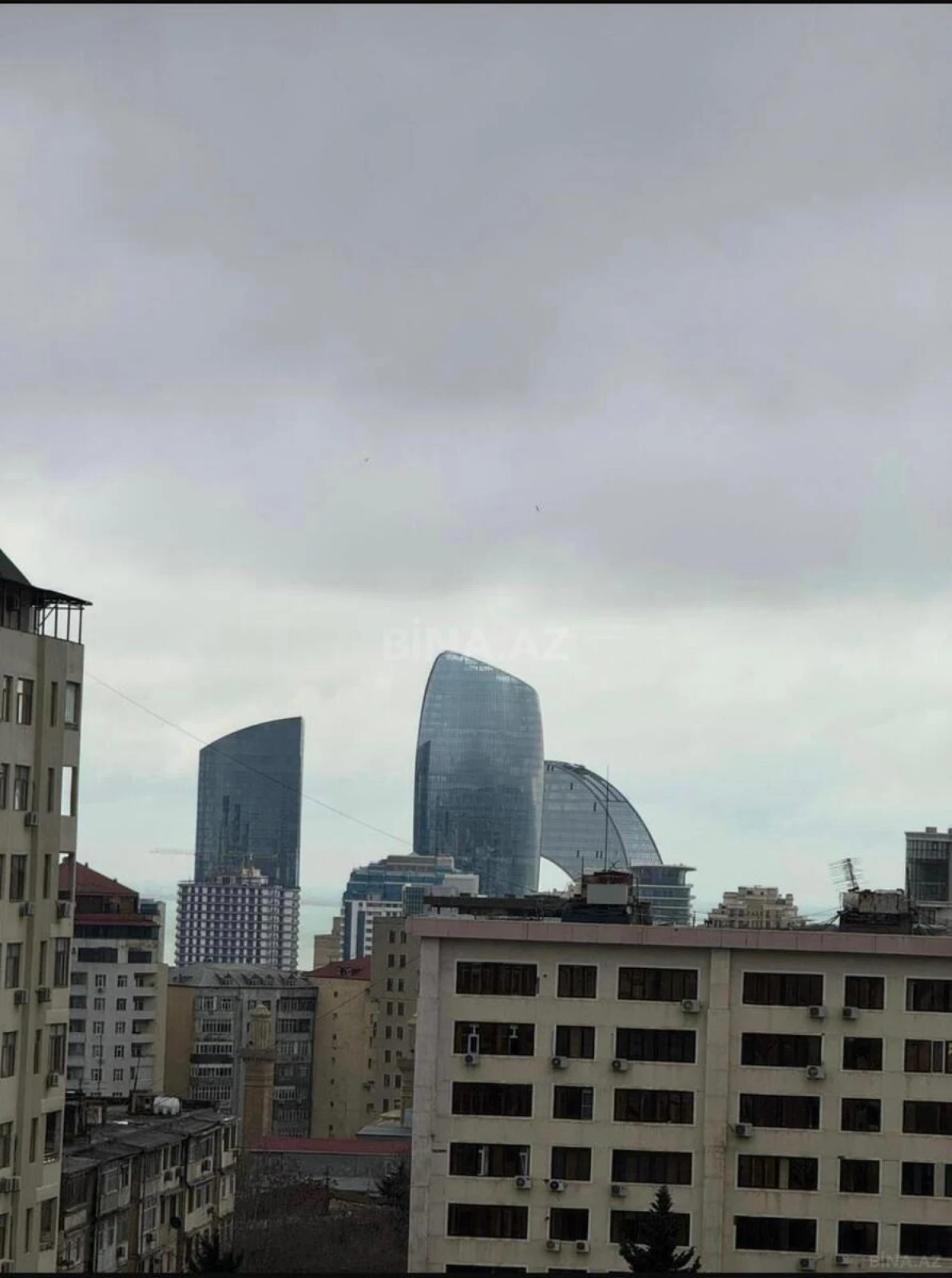 Satılır 4 otaqlı mənzil 240 m²