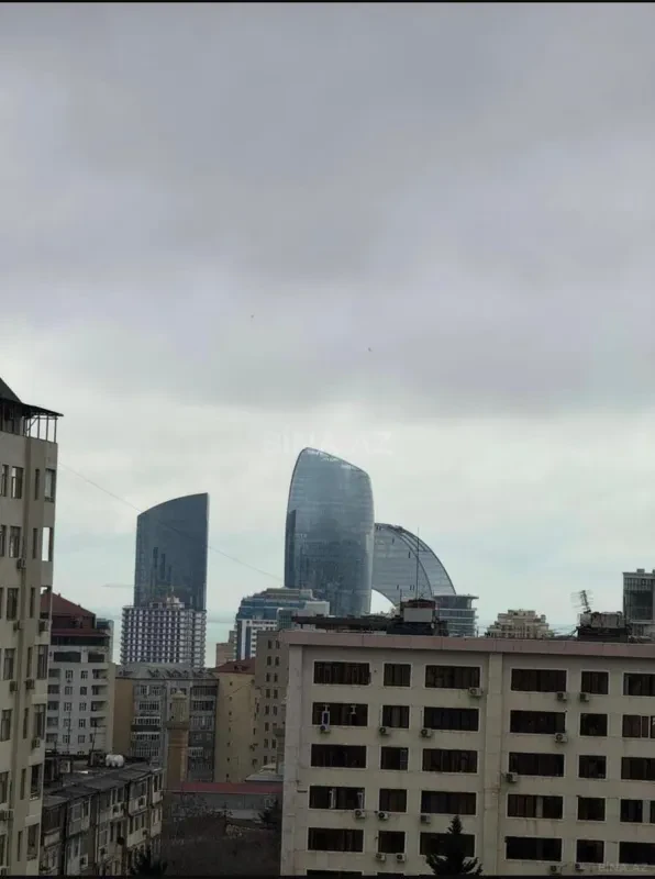 Satılır 4 otaqlı mənzil 240 m²