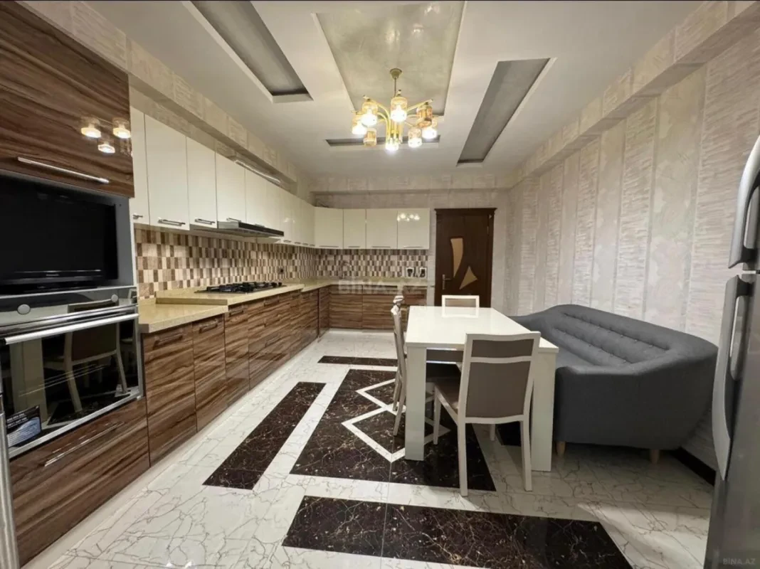 Satılır 4 otaqlı mənzil 240 m²